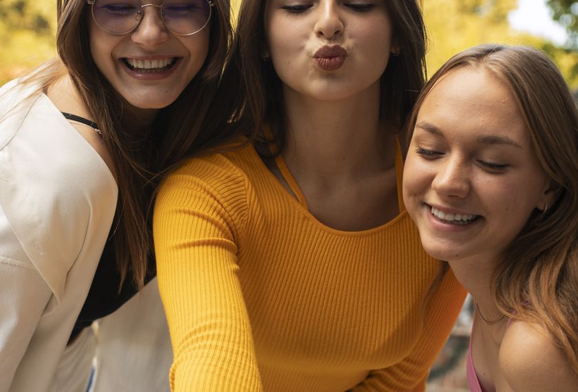 Девочки-подростки записывают себя на открытом воздухе для социальных сетей.